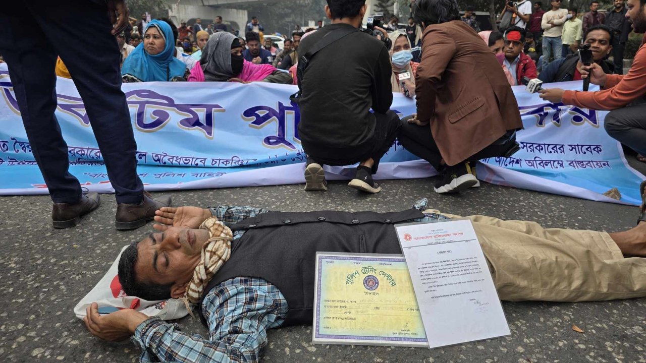 চাকরি ফিরে পেতে আন্দোলনে চাকরিচ্যুত পুলিশ সদস্যরা
