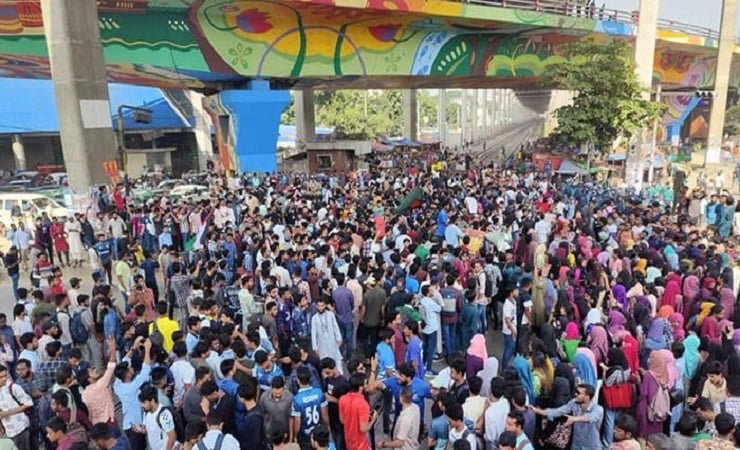 স্বতন্ত্র বিশ্ববিদ্যালয়ে রূপান্তরের দাবিতে তিতুমীর কলেজ শিক্ষার্থীদের সড়ক অবরোধ