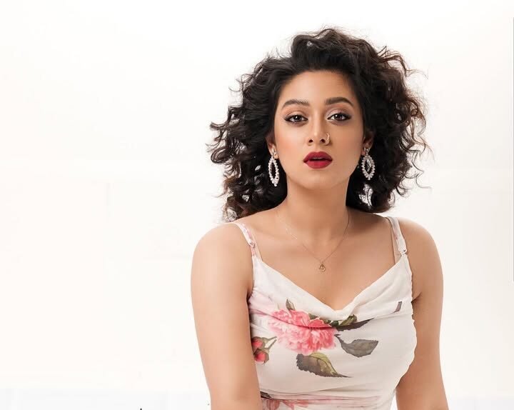 সমালোচনাকে পাত্তা না দেওয়ার কথা বললেন দিঘী