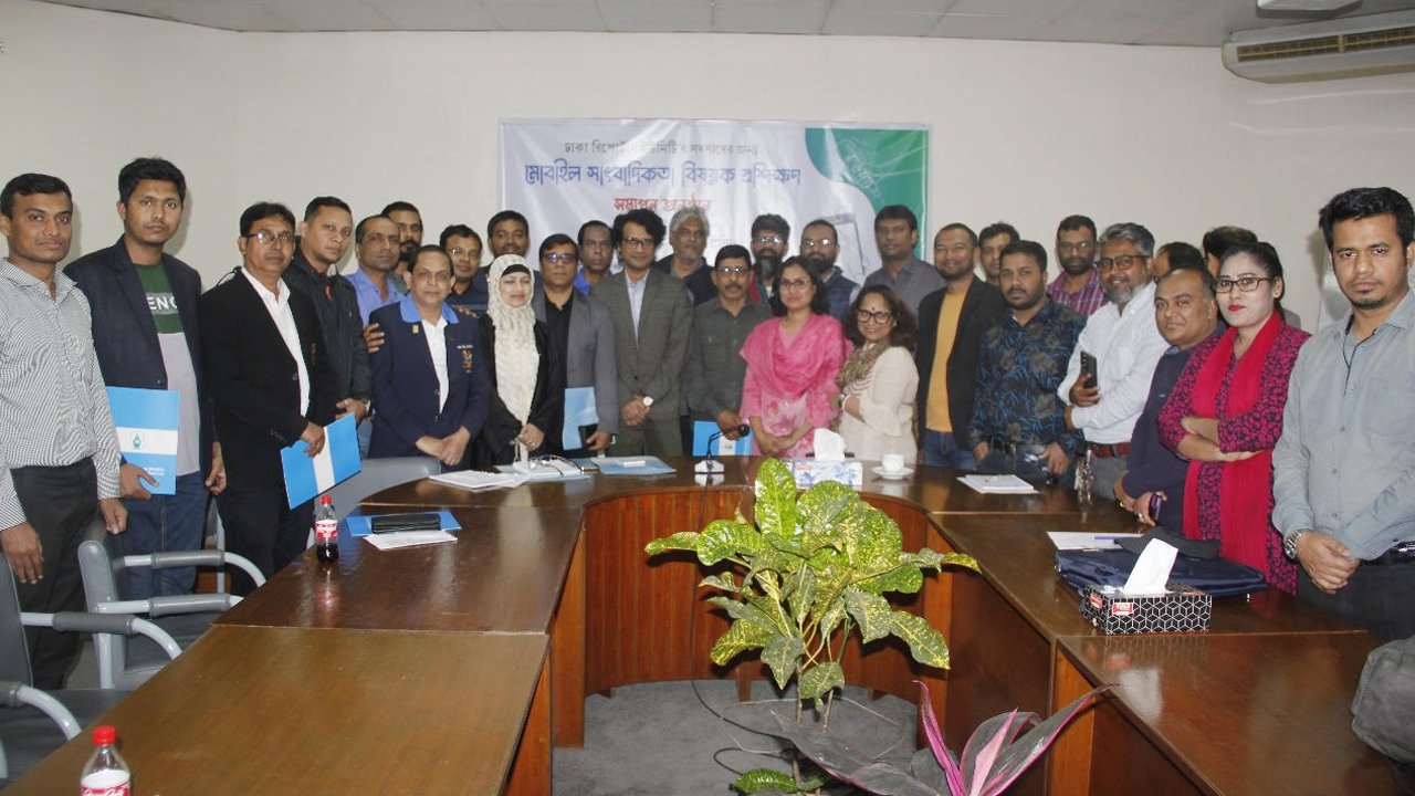 ডিআরইউ সদস্যদের মোবাইল সাংবাদিকতা প্রশিক্ষণ দিল পিআইবি
